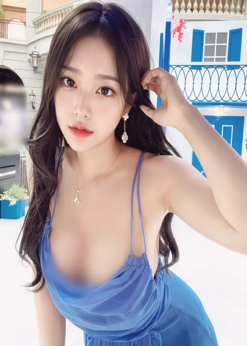 Lee Hye Rin khoe triệt để đường cong hình thể đầy quyến rũ.