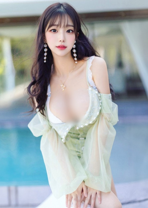 Cùng với hình thể quyến rũ, Lee Hye Rin sở hữu gương mặt đẹp không tỳ vết.