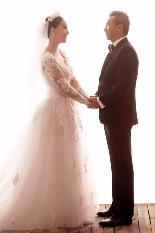  Diễm My 6x kết hôn với Hà Tôn Đức năm 1994. Khi đó, Diễm My là "nữ hoàng ảnh lịch" nổi tiếng còn Hà Tôn Đức là một Việt kiều nghèo.