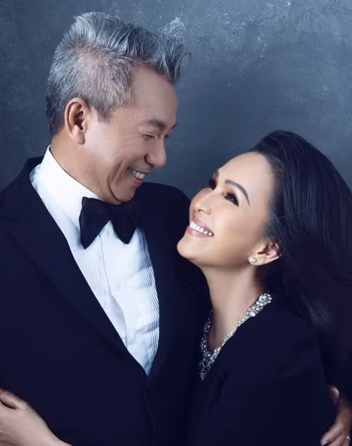 Say nắng trước hình thể lẫn vẻ điển trai của Hà Tôn Đức, Diễm My chủ động tán tỉnh. Sau nhiều lần quan sát, cô nhận thấy Hà Tôn Đức sẽ là một người chồng tốt. Sau khi kết hôn, chồng Diễm My nhanh chóng trở thành ông chủ giàu có, thành đạt.