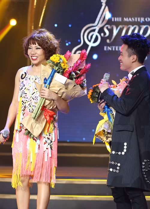 Trước bình luận của Hà Trần, Tùng Dương cho biết: "Có 2 chương trình trước muốn Tùng Dương hát bài này nhưng em đều nói phải xin ý kiến tác giả mới hát. Lần này ban tổ chức cũng yêu cầu hát và đã hỏi ý kiến tác giả cũng như đóng tác quyền đầy đủ. Ê-kíp Phan Mạnh Quỳnh đã đồng ý chứ không bao giờ hát mà không xin phép... Mỗi một version mang một màu sắc khác nhau cho tác phẩm, càng đông càng vui, có gì đâu, sao chị Hà lại nặng lời như thế?". Ảnh: Vietnamnet.