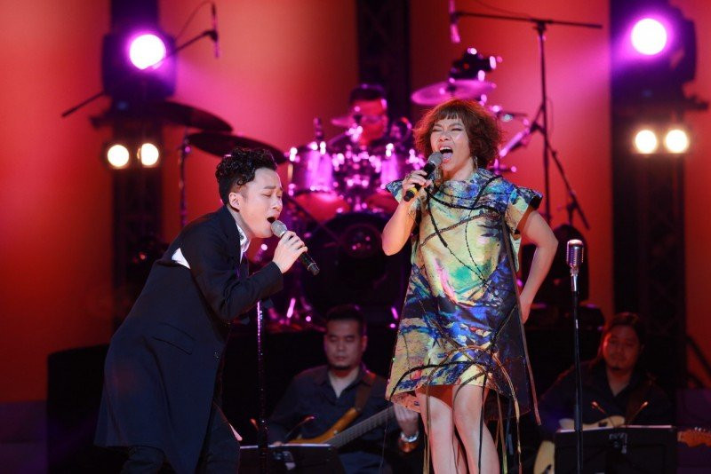 "Có thể là tôi không nói chuyện với Hà nhưng khi chị tổ chức đêm nhạc giới thiệu sản phẩm âm nhạc mới mang tên Bản nguyên, tôi vẫn tới xem. Tôi vẫn rất xúc động khi xem chị biểu diễn và có những sáng tạo trong sự nghiệp. Sau này khi nói chuyện lại với Hà, tôi nhận thấy kể cả khi cả hai xa nhau, chị vẫn rất quan tâm tới tôi. Bài nào của tôi, chị cũng biết, thậm chí chị còn đọc vanh vách những bài mới mà tôi ít khi biểu diễn", Tùng Dương chia sẻ trên Gia Đình Việt Nam năm 2016. Ảnh: Người Đưa Tin.