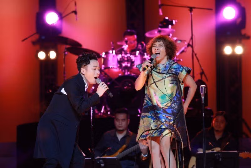 "Có thể là tôi không nói chuyện với Hà nhưng khi chị tổ chức đêm nhạc giới thiệu sản phẩm âm nhạc mới mang tên Bản nguyên, tôi vẫn tới xem. Tôi vẫn rất xúc động khi xem chị biểu diễn và có những sáng tạo trong sự nghiệp. Sau này khi nói chuyện lại với Hà, tôi nhận thấy kể cả khi cả hai xa nhau, chị vẫn rất quan tâm tới tôi. Bài nào của tôi, chị cũng biết, thậm chí chị còn đọc vanh vách những bài mới mà tôi ít khi biểu diễn", Tùng Dương chia sẻ trên Gia Đình Việt Nam năm 2016. Ảnh: Người Đưa Tin.