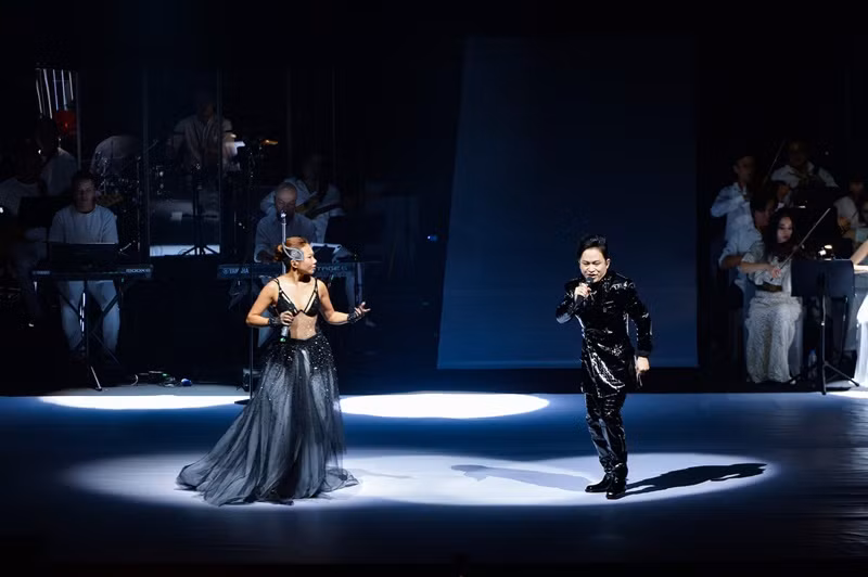 Hà Trần và Tùng Dương không ít lần song ca trên sân khấu. Tháng 11/2022, trong liveshow kỷ niệm 20 năm ca hát của Tùng Dương, Hà Trần là một trong những khách mời. Ảnh: Vietnamnet.