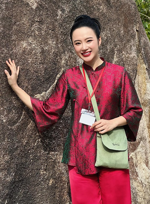 Đại diện Sở Thông tin và Truyền thông (TT&amp;TT) TP.HCM chia sẻ trên Znews, họ đã nắm được thông tin ồn ào phát ngôn của Angela Phương Trinh. Phía Sở TT&amp;TT sẽ tiến hành xác minh và phản hồi sau. Đến nay, Angela Phương Trinh chưa lên tiếng về lùm xùm. Tuy nhiên, Phương Trang - em gái Angela Phương Trinh cho biết, lùm xùm đã gây ảnh hưởng nghiêm trọng đến tình hình kinh doanh của gia đình. Phương Trang mong chị gái nhìn nhận lại bản thân. Ảnh: FBNV.