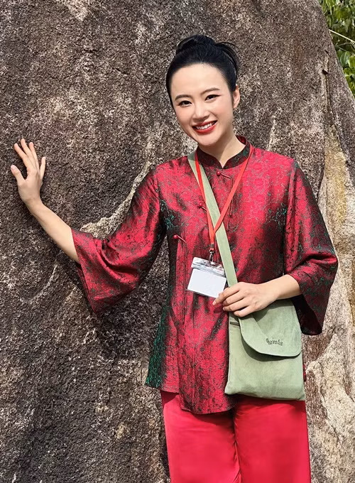 Đại diện Sở Thông tin và Truyền thông (TT&amp;TT) TP.HCM chia sẻ trên Znews, họ đã nắm được thông tin ồn ào phát ngôn của Angela Phương Trinh. Phía Sở TT&amp;TT sẽ tiến hành xác minh và phản hồi sau. Đến nay, Angela Phương Trinh chưa lên tiếng về lùm xùm. Tuy nhiên, Phương Trang - em gái Angela Phương Trinh cho biết, lùm xùm đã gây ảnh hưởng nghiêm trọng đến tình hình kinh doanh của gia đình. Phương Trang mong chị gái nhìn nhận lại bản thân. Ảnh: FBNV.