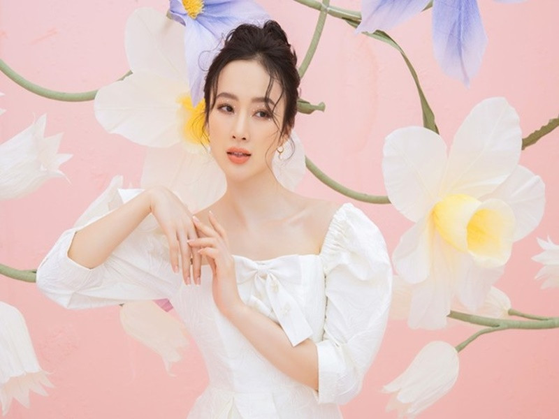 Năm 2012, trong kỳ thi THPT, Angela Phương Trinh thảnh thơi đi chụp hình, dự sự kiện trong khi bạn bè cùng trang lứa miệt mài ôn tập. Trước sức ép từ dư luận, cô thừa nhận sinh năm 1995 chứ không phải 1994. Đến năm 2013, trong kỳ thi THPT, nữ diễn viên vẫn thản nhiên đi uống cà phê. Ảnh: FBNV.