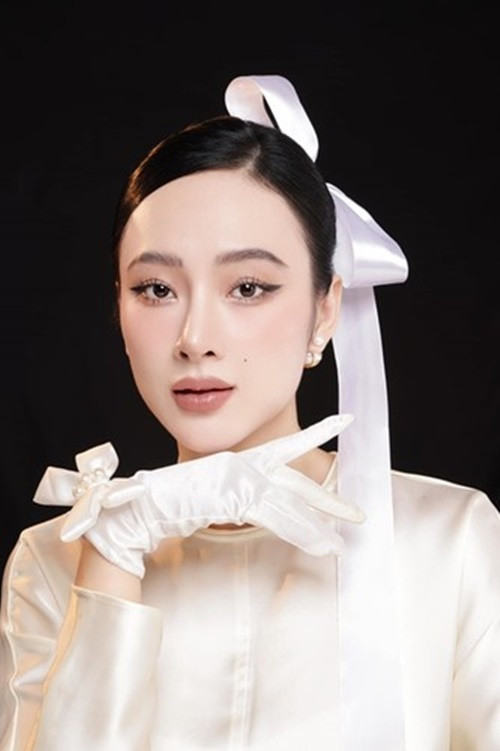 Angela Phương Trinh thú nhận học hệ bổ túc vì muốn kiếm tiền hỗ trợ kinh tế gia đình và sẽ thi tốt nghiệp vào dịp sau này. Trong khi đó, phía trường tư thục cấp II-III Đăng Khoa lại khẳng định Phương Trinh bỏ học từ năm lớp 9 và vì chưa chuyển học bạ nên cô không thể nhập học ở bất cứ trường mới nào. Ảnh: FBNV.