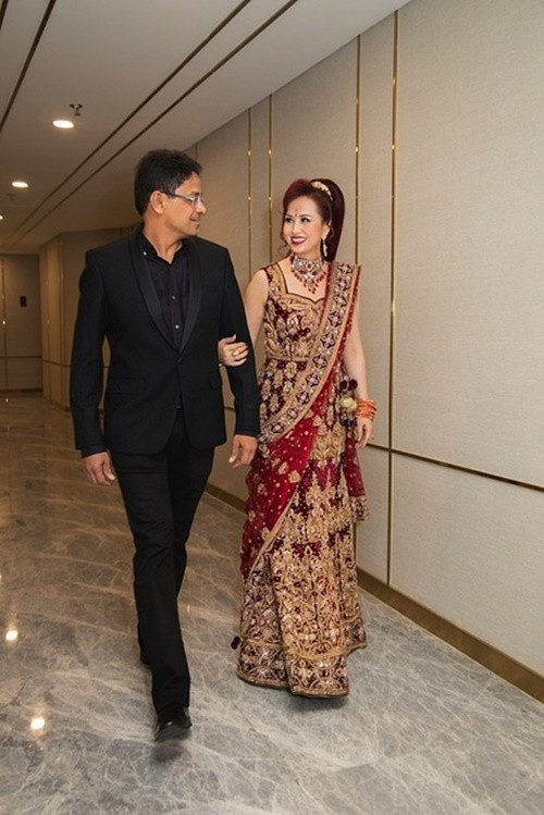 Sau 31 năm kết hôn, Diệu Hoa - Maneesh Dane trở lại cuộc sống như vợ chồng son. Ảnh: Thế Giới Điện Ảnh.