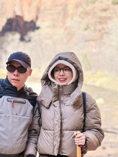 Tóc Tiên và Hoàng Touliver hỗ trợ nhau trong công việc. Nữ ca sĩ chia sẻ trên Người Lao Động, khi chồng bắt đầu thực hiện giấc mơ hội họa, nữ ca sĩ là người chạy khắp nơi tìm màu vẽ, vải toan,… cho chồng.