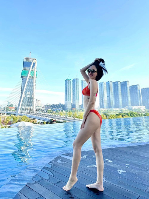 Sau khi khẳng định không có tin vui, Tóc Tiên đăng tải loạt ảnh diện bikini.