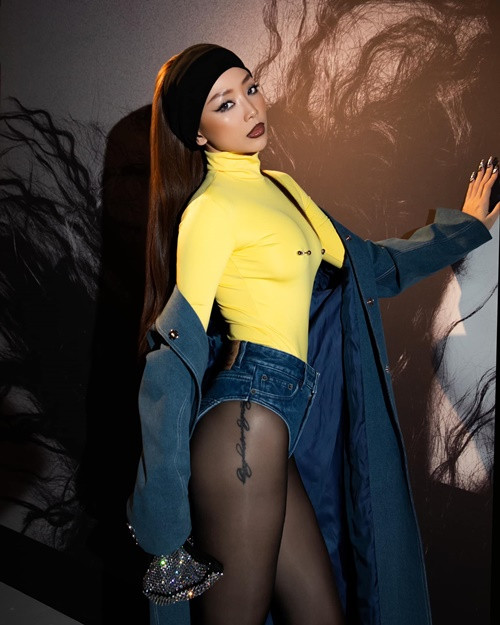 Tóc Tiên diện trang phục xuyên thấu khoe hình xăm ở đùi.