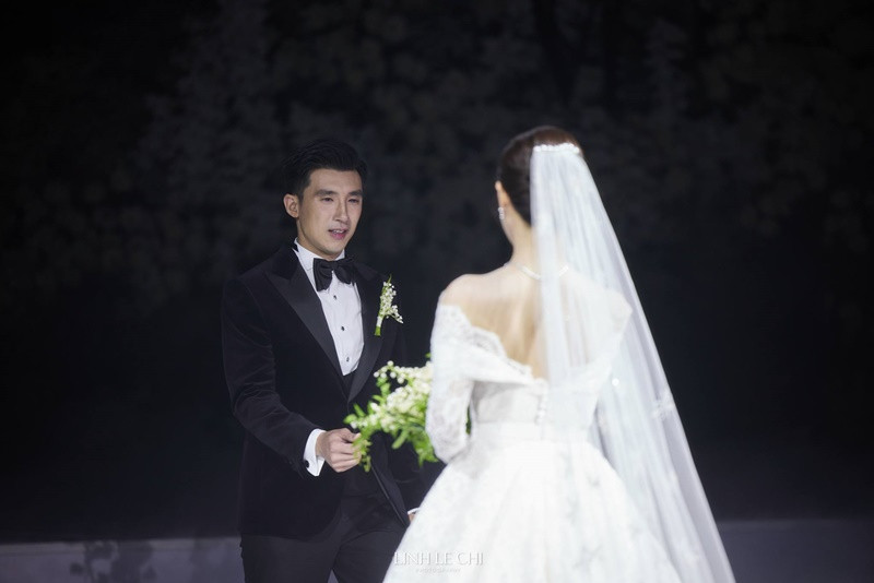 Khi cử hành hôn lễ, chồng Midu bật khóc.