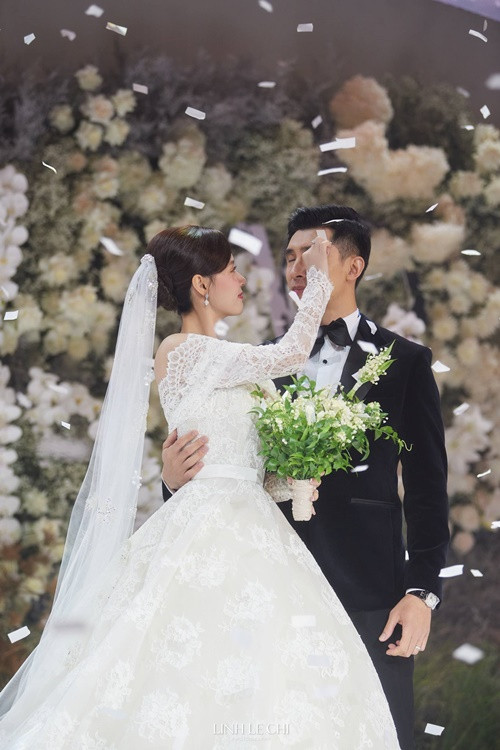 Midu ân cần chăm sóc chồng kém tuổi.