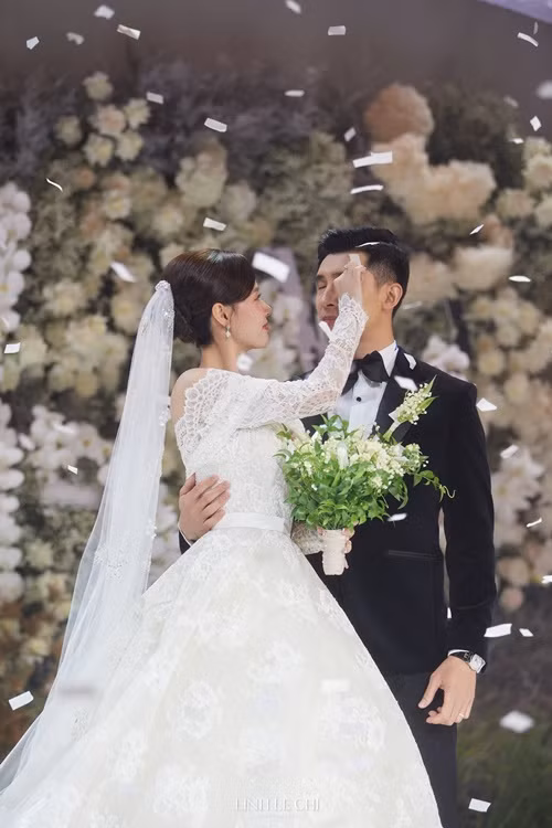 Midu ân cần chăm sóc chồng kém tuổi.