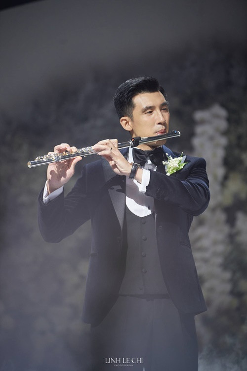 Thiếu gia Minh Đạt đã thổi sáo trên nền nhạc "My heart will go on" trong đám cưới với diễn viên Midu.