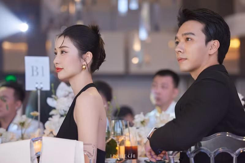 Cặp đôi tin đồn Jun Vũ - Hải Nam ngồi cạnh nhau trong đám cưới của Midu.