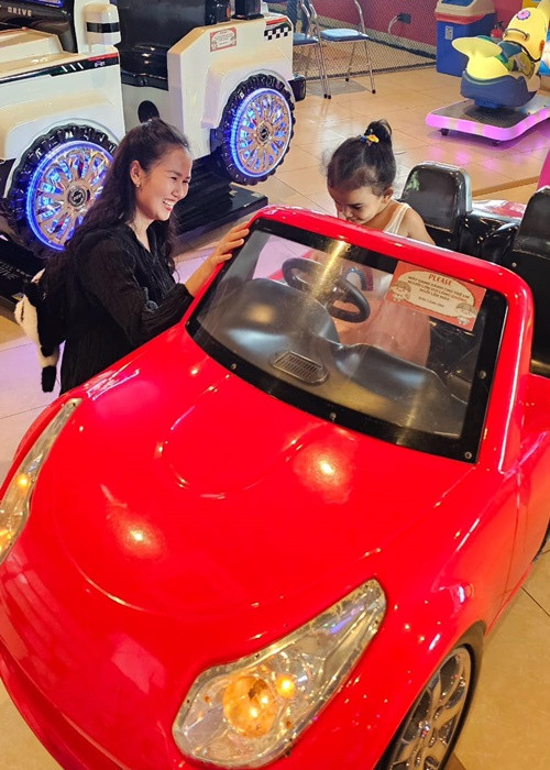 Bé Moon là con gái của Võ Hạ Trâm và doanh nhân người Ấn Độ Vikas Chaudhary.