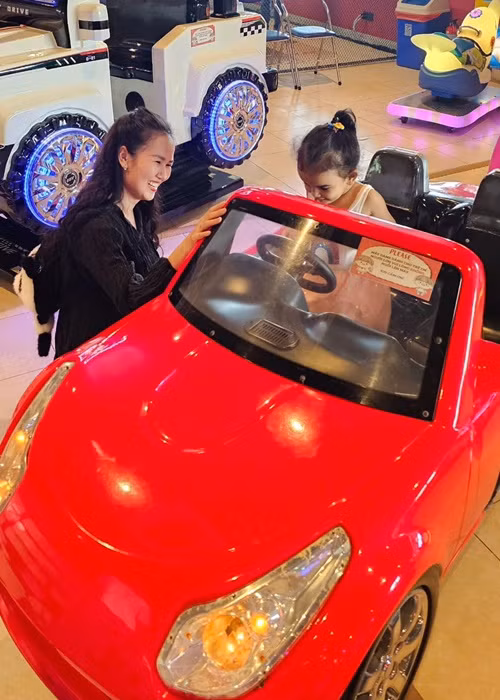 Bé Moon là con gái của Võ Hạ Trâm và doanh nhân người Ấn Độ Vikas Chaudhary.