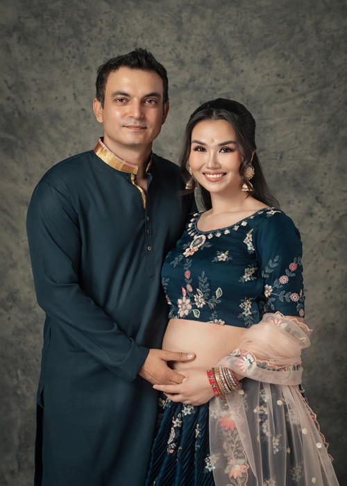 Nữ ca sĩ mặc trang phục Ấn Độ khi chụp ảnh bầu.