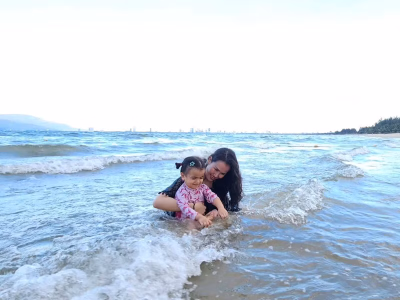 Võ Hạ Trâm chơi đùa cùng con gái trên bờ biển.