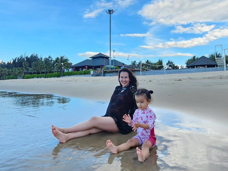 Đang mang thai 22 tuần, Võ Hạ Trâm đưa bé Moon đi nghỉ dưỡng. Nữ ca sĩ chia sẻ: "Điều tuyệt vời nhất khi làm mẹ là được trải nghiệm cùng con khôn lớn. Và điều tuyệt vời nhất khi mang thai đó là tận hưởng những phút giây thật thư giãn, thật hạnh phúc cho bản thân và cho cả em bé trong bụng".