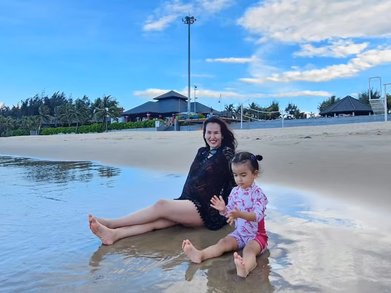 Đang mang thai 22 tuần, Võ Hạ Trâm đưa bé Moon đi nghỉ dưỡng. Nữ ca sĩ chia sẻ: "Điều tuyệt vời nhất khi làm mẹ là được trải nghiệm cùng con khôn lớn. Và điều tuyệt vời nhất khi mang thai đó là tận hưởng những phút giây thật thư giãn, thật hạnh phúc cho bản thân và cho cả em bé trong bụng".