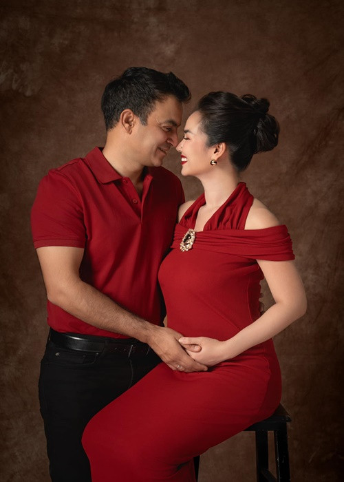 "Mẹ luôn có niềm tin rằng con chính là đứa bé đã đến trong giấc mơ của mẹ vào những ngày cuối năm trước. Đó là em bé trai rất “Ấn" trắng trẻo, bụ bẫm đã tự “giới thiệu” con tên là Milo, con của mẹ Trâm và ba Vikas. Giật mình tỉnh giấc, mẹ cứ suy nghĩ mãi đây chỉ đơn thuần là một giấc mơ hay là sự “thông báo” cho điều kì diệu sẽ đến? Và vài tháng sau, mẹ đã có tin vui. Với trực giác của mình mẹ tin đây chính là con và mẹ đã đặt tên con là Milo "ngay và luôn" trong sự ngỡ ngàng của ba và nhiều bạn bè thân thiết của ba mẹ", Võ Hạ Trâm tâm sự.