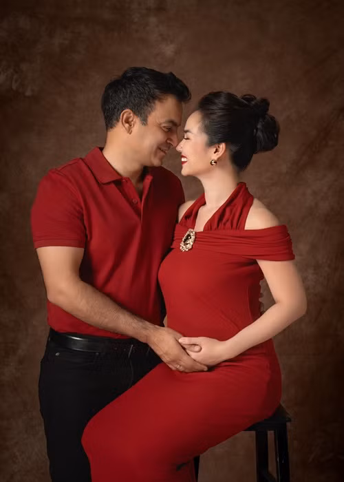 "Mẹ luôn có niềm tin rằng con chính là đứa bé đã đến trong giấc mơ của mẹ vào những ngày cuối năm trước. Đó là em bé trai rất “Ấn" trắng trẻo, bụ bẫm đã tự “giới thiệu” con tên là Milo, con của mẹ Trâm và ba Vikas. Giật mình tỉnh giấc, mẹ cứ suy nghĩ mãi đây chỉ đơn thuần là một giấc mơ hay là sự “thông báo” cho điều kì diệu sẽ đến? Và vài tháng sau, mẹ đã có tin vui. Với trực giác của mình mẹ tin đây chính là con và mẹ đã đặt tên con là Milo "ngay và luôn" trong sự ngỡ ngàng của ba và nhiều bạn bè thân thiết của ba mẹ", Võ Hạ Trâm tâm sự.