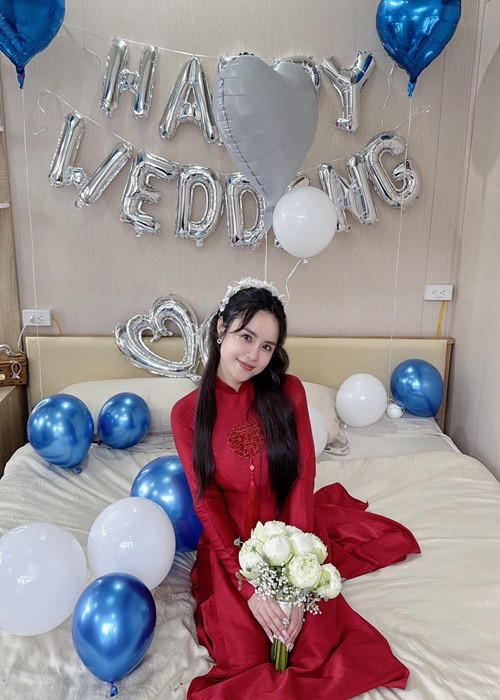 Thái Trinh khoe được mẹ chồng trang trí cho phòng tân hôn. "Bước vô mình rớt nước mắt khóc nhè ôm mẹ luôn. Khúc này vẫn còn cảm ơn cô, bị anh chụp hình mắng cho vì vẫn còn gọi cô do chưa quen", nữ ca sĩ kể lại.