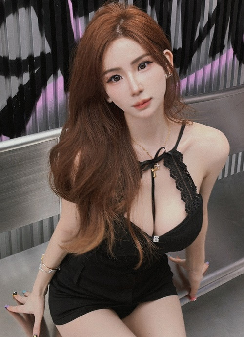 Josephy có vóc dáng gợi cảm cùng gương mặt hài hoà với đôi mắt to, mũi cao, khuôn miệng xinh. Bởi vậy, cô nàng mặc gì cũng hút mắt.