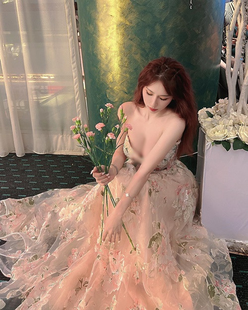 Hot girl thế hệ mới khiến người hâm mộ đứng ngồi không yên trước những bộ cánh gợi cảm.