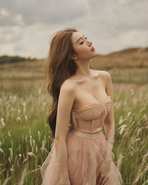 Trang phục cúp ngực giúp tôn vóc dáng chữ S của Vương Mộc Mộc.