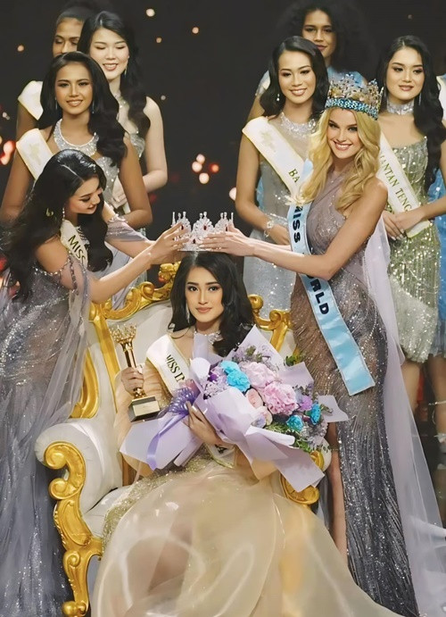 Một trong số những đối thủ đáng gờm của Ý Nhi ở Hoa hậu Thế giới 2025 là Monica Kezia Sembiring. Mỹ nhân này đến từ Indonesia. Cô đăng quang Hoa hậu Indonesia 2024.