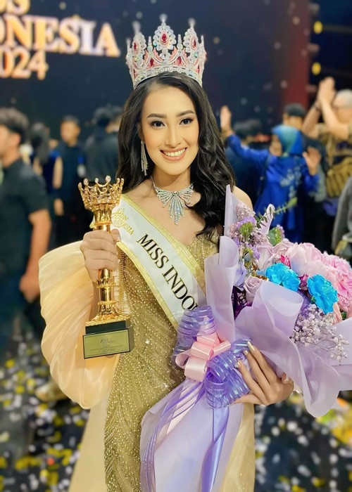 Monica tốt nghiệp chuyên ngành Kỹ thuật Hóa học của Đại học Diponegoro.