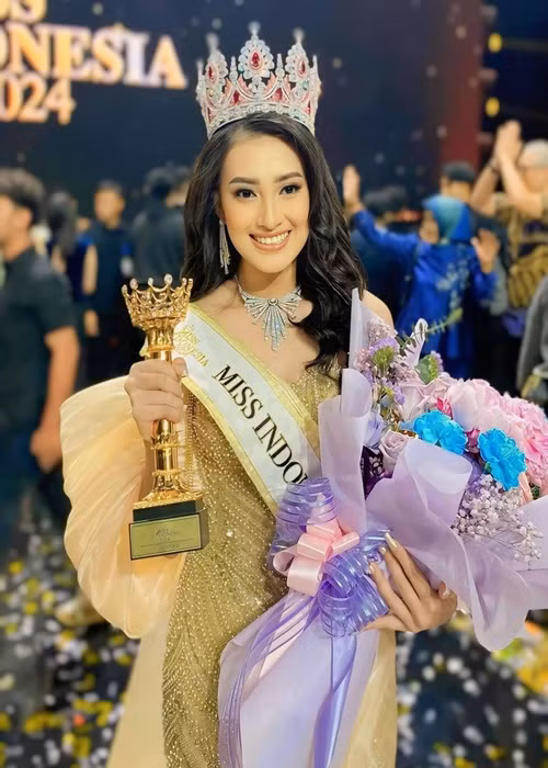 Monica tốt nghiệp chuyên ngành Kỹ thuật Hóa học của Đại học Diponegoro.