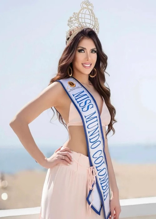 Catalina Quintero sẽ tham gia Hoa hậu Thế giới 2025 với tư cách là đại diện Colombia. Người đẹp đã tốt nghiệp ngành kinh doanh quốc tế và đang làm người mẫu. Cô nói tiếng Anh và tiếng Pháp trôi chảy.