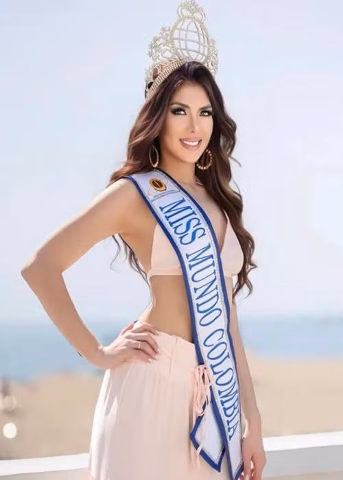 Catalina Quintero sẽ tham gia Hoa hậu Thế giới 2025 với tư cách là đại diện Colombia. Người đẹp đã tốt nghiệp ngành kinh doanh quốc tế và đang làm người mẫu. Cô nói tiếng Anh và tiếng Pháp trôi chảy.