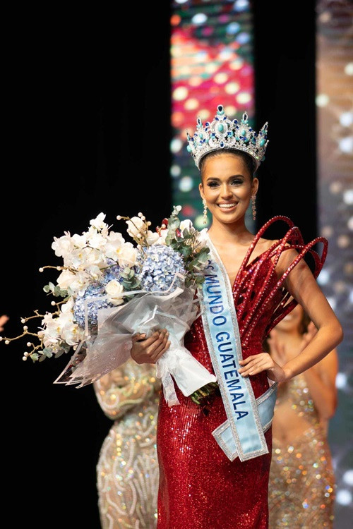 Jeimy Escobedo đăng quang Hoa hậu Thế giới Guatemala 2024. Cô là một trong số những đối thủ của Ý Nhi ở Hoa hậu Thế giới 2025.