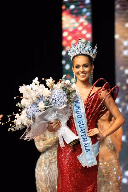 Jeimy Escobedo đăng quang Hoa hậu Thế giới Guatemala 2024. Cô là một trong số những đối thủ của Ý Nhi ở Hoa hậu Thế giới 2025.