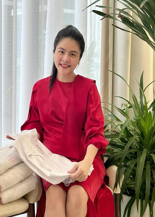 Gần đây, Vân Trang liên tục diện trang phục rộng để giấu vòng hai.