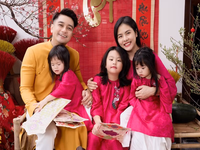 Vân Trang - Quân Lê chụp ảnh áo dài cùng các con dịp Tết Nguyên đán.