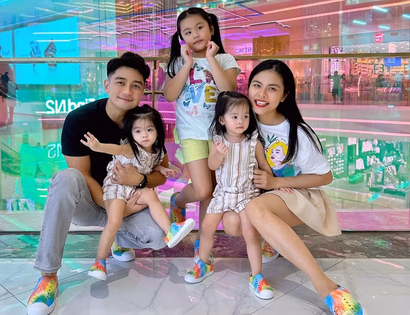 Quân Lê - chồng Việt kiều của Vân Trang hỗ trợ vợ chăm sóc các con nhỏ.