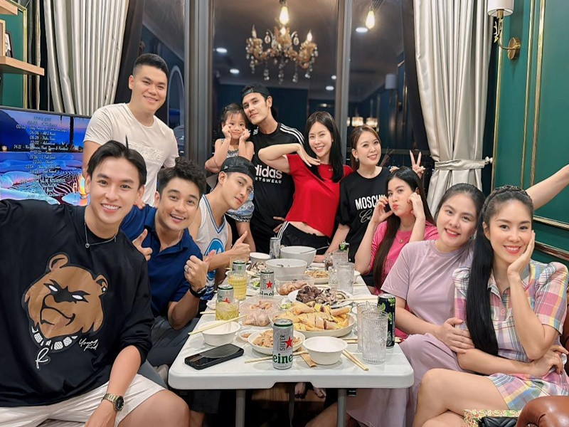 Nhiều cư dân mạng đặt nghi vấn Vân Trang mang thai lần 3 bởi gương mặt của cô trông tròn trịa, vòng hai của nữ diễn viên lùm lùm.