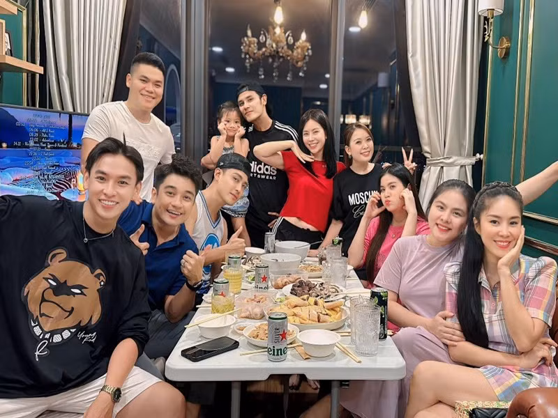 Nhiều cư dân mạng đặt nghi vấn Vân Trang mang thai lần 3 bởi gương mặt của cô trông tròn trịa, vòng hai của nữ diễn viên lùm lùm.