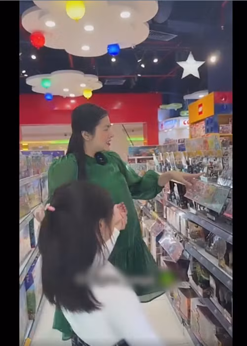 Nữ diễn viên không diện trang phục khoe eo như thường thấy.