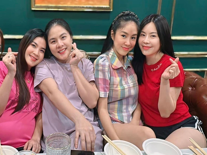Diễn viên Vân Trang (thứ hai bên trái) vừa hội ngộ các đồng nghiệp thân thiết như Kha Ly, Lê Phương, Vũ Ngọc Ánh.