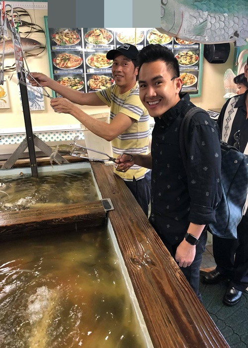 Năm 2021, rộ tin đồn Thành Vinh không phải là con ruột Hoài Linh. Chia sẻ trên Doanh Nghiệp và Tiếp Thị, Thành Vinh cho biết, anh và gia đình không quan tâm đến những tin đồn.