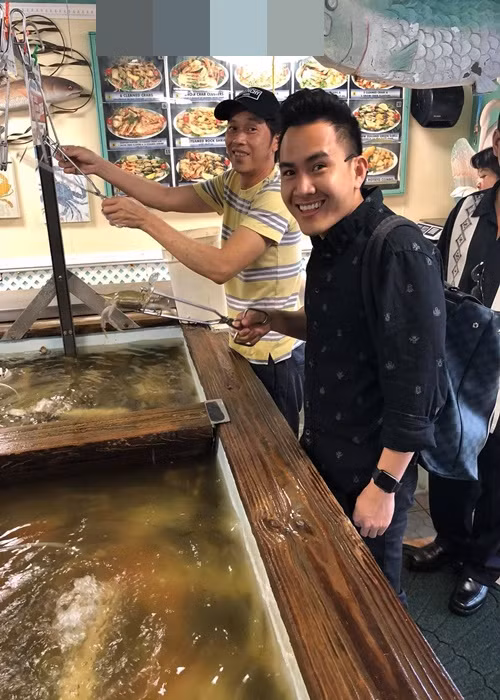 Năm 2021, rộ tin đồn Thành Vinh không phải là con ruột Hoài Linh. Chia sẻ trên Doanh Nghiệp và Tiếp Thị, Thành Vinh cho biết, anh và gia đình không quan tâm đến những tin đồn.