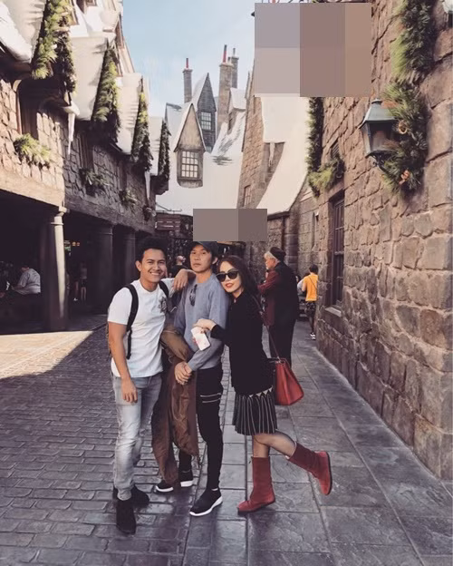 Theo Dân Việt, con trai Hoài Linh sống với gia đình ở Đồng Nai từ nhỏ cho đến khi học hết cấp 3 mới sang Mỹ.